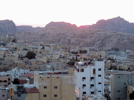 Výhled z pokoje na západ slunce- Wadi musa