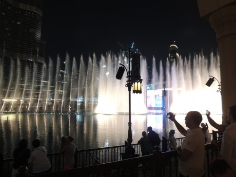 Večerní fontána na Burj Khalifa Lake