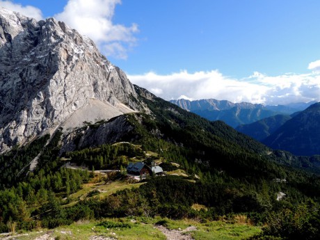 Vršič 1737 m.n.m dole chata Poštarski Dom