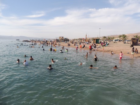 Jižní pláž- Aqaba-veřejná část, trochu plno :-)