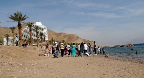 Nějaký křesťanský sbor zpívající na pláži