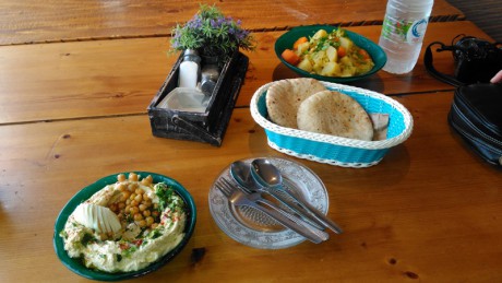 Výborné jídlo v Timna parku u jezera