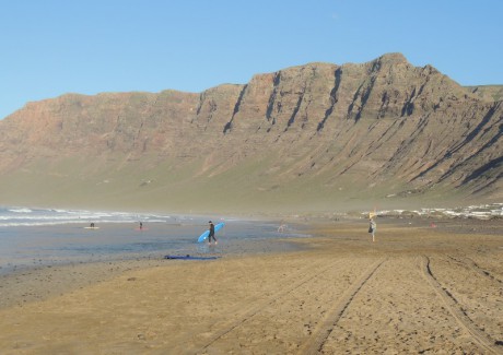 Famara Beach-surfařská pláž..