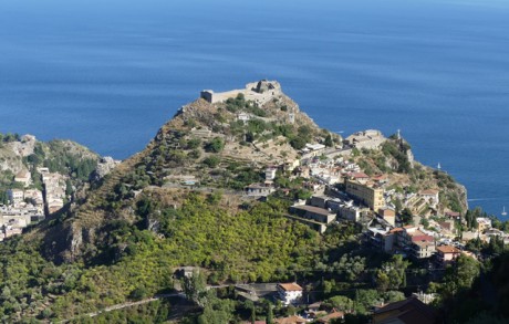 Výhledy z krásné vesničky Castelmola na Taorminu