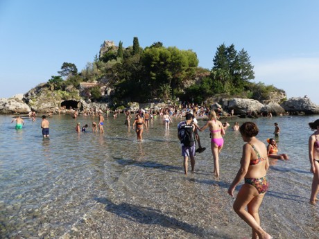 Ostrov Isola  Bella, lze přebrodit, voda po kolena