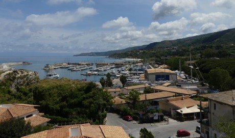 Tropea* pohled k přístavu