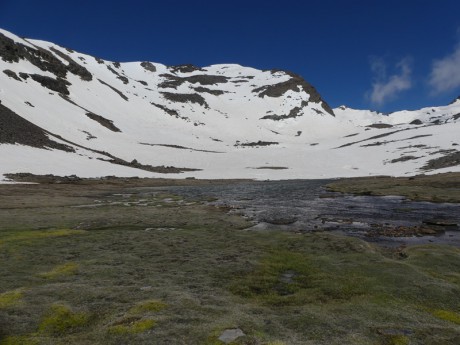 Cca 2950 m.n.m, všude voda z tajícího sněhu, suchou nohou to nejde