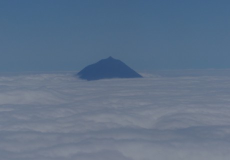 Výhled na Pico z letadla- přiblížení na São Jorge