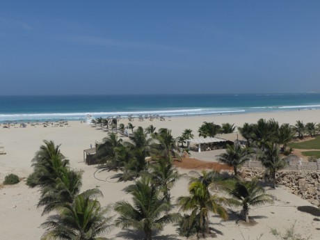 Pohled z hotelu na pláž