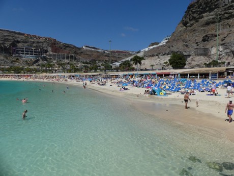 Playa Amadores, z výšky vypadá lépe, na místě dost lidí...