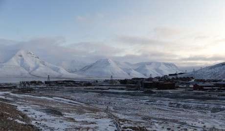 Vyhlídka na Longyearbyen, pěší výlet k Svalbard globale frøhvelv  