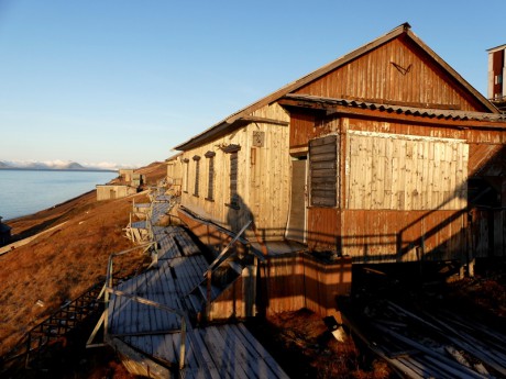 rozpadající se domy Barentsburg..