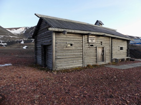 rozpadající se domy Barentsburg...