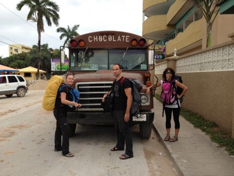 Cesta pěšky po Belize City z letiště na autobusák