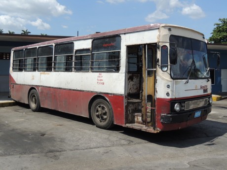 Autobus je starší, pojede s ním někdo?