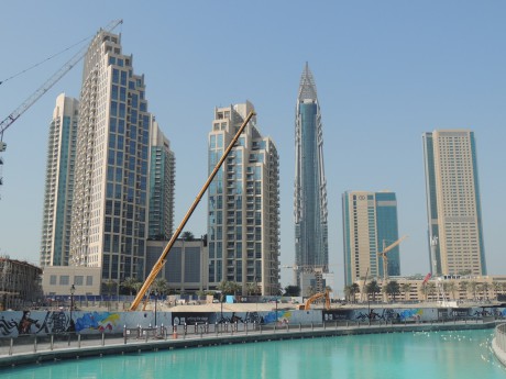 výškové budovy u Burj Khalifa Lake- umělého jezera