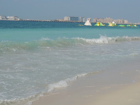 Pohled z Marina beach na umělý ostrov