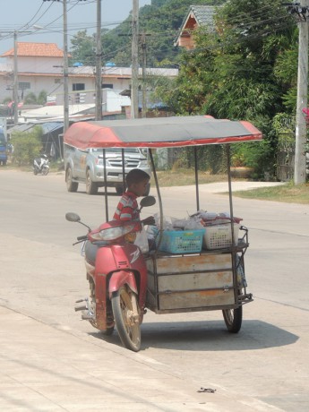 Ko Lanta- mladý prodavač občerstvení