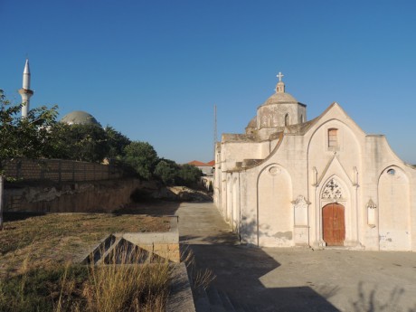 Mešita a kostel-městečko Dikarpaz