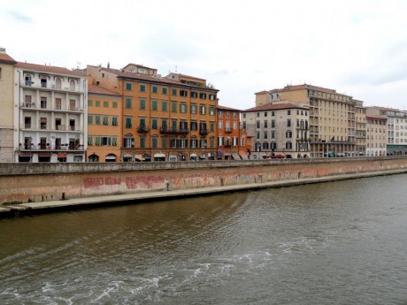 Pisa- nábřeží řeky Arno