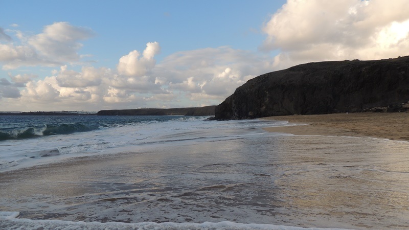 Prázdná Playa Papagayo- jedna z pláží