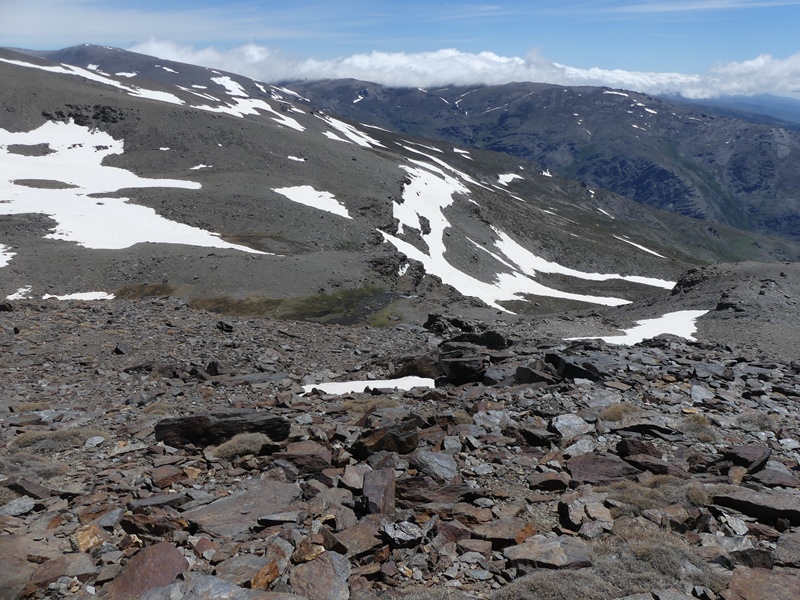 Teď už po kamenech a občas přes sníh, cca 3200 m.n.m